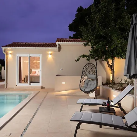 With Private Pool, Summer Kitchen Nyaraló