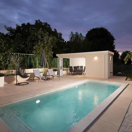 With Private Pool, Summer Kitchen Nyaraló