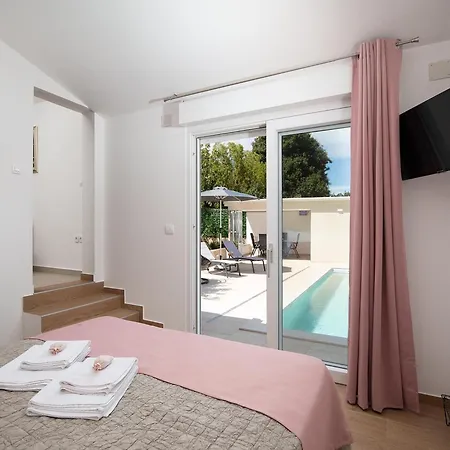 Nyaraló With Private Pool, Summer Kitchen Šišan