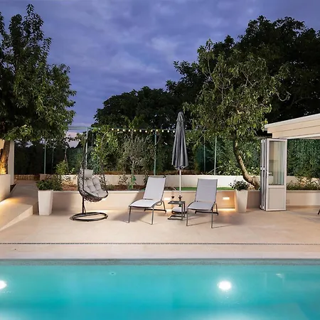 With Private Pool, Summer Kitchen *